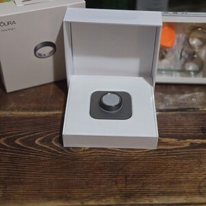 Oura Ring 4 in Stealth